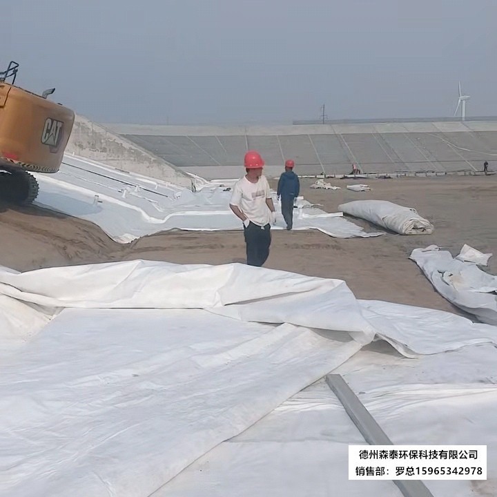 蓄水池防渗施工现场.jpg