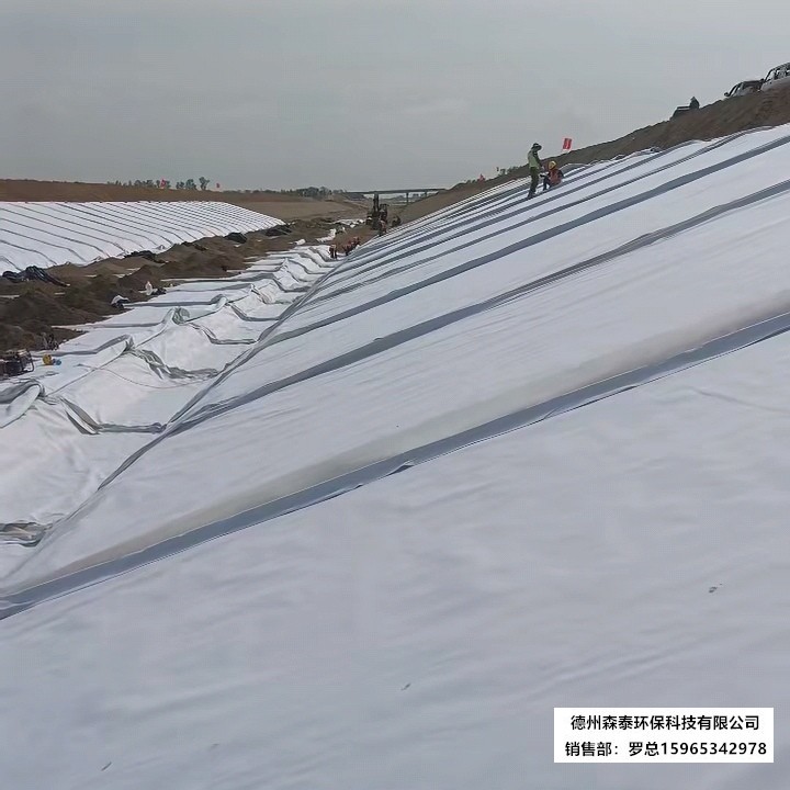 800g复合土工膜河道防渗施工.jpg