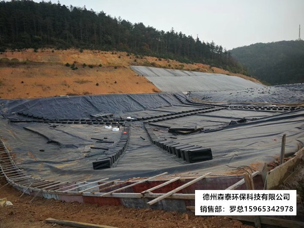 HDPE土工膜垃圾填埋场渗滤液调节池.jpg